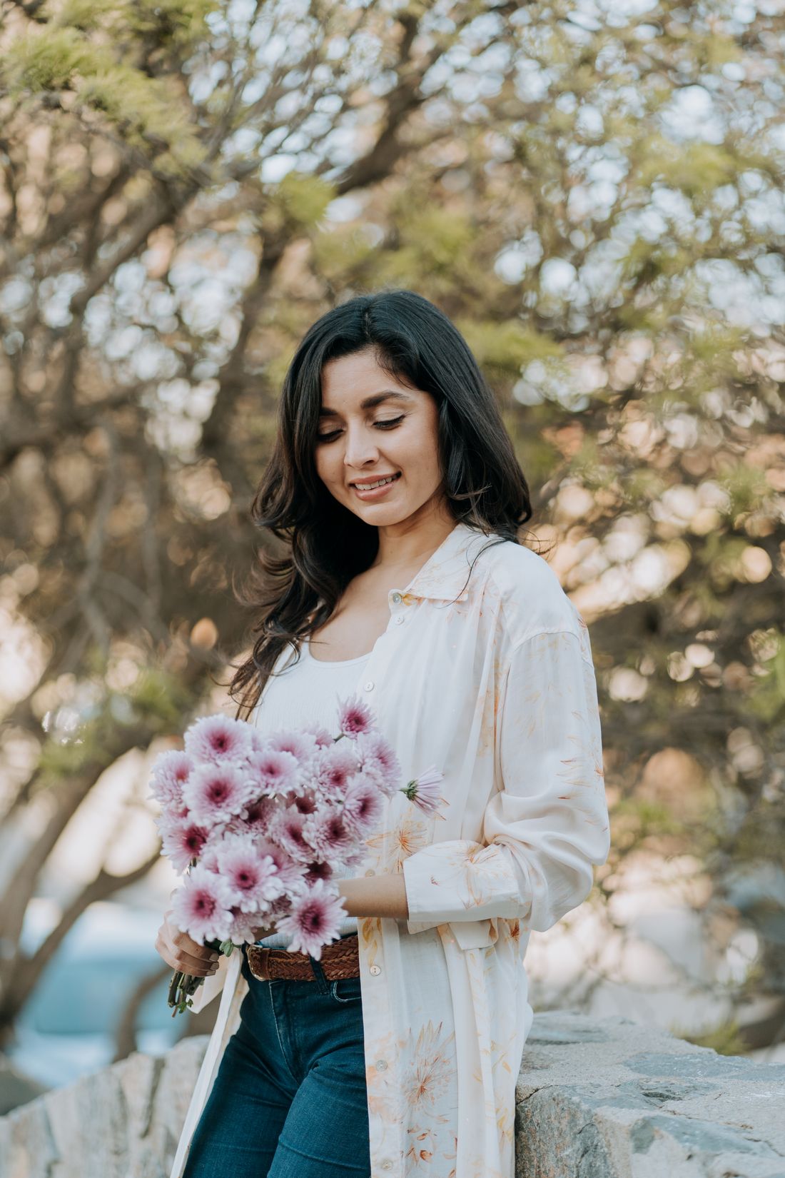 Lizette Flores al aire libre con flores