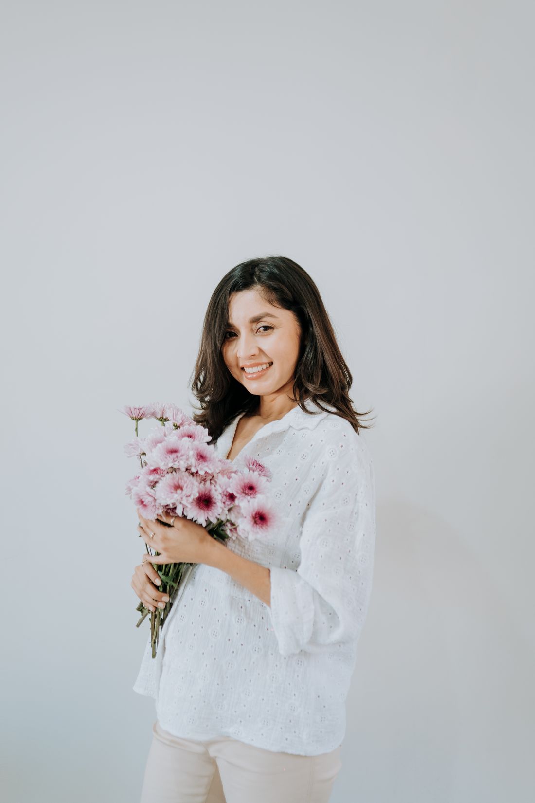 Lizette Flores, psicóloga en Ensenada, con un ramo de flores